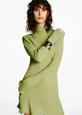 Vestido corto color verde oliva, de cuello alto y manga larga acampanada.