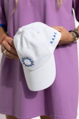 Gorra marrón de algodón con visera curva y bordado frontal con la palabra "HAHA" repetida en círculo.