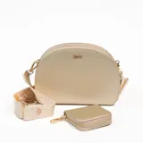 Bandolera dorada con correa ancha de tela con diseño geométrico y monedero cuadrado con cierre.