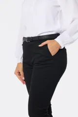 Pantalón skinny color gris topo de gabardina elastizada, con bolsillos delanteros y traseros, y pasacintos.