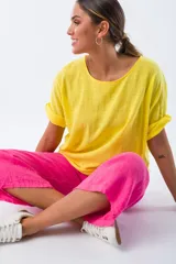 Blusa amarilla de viscosa, con escote redondo y mangas cortas con dobladillo.