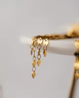 Aros largos dorados con cierre de gancho y múltiples cadenas de eslabones cuadrados.