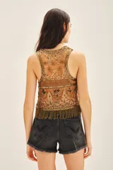 Top corto sin mangas, confeccionado en tul bordado con piedras, lentejuelas, canutillos y flecos de mostacillas.