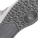 Zapatillas Adidas Forum Low CL blancas con detalles en gris.