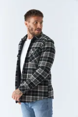 Sobrecamisa de viyela para hombre con interior capitoneado, fit regular, manga larga, cierre con botones, bolsillos y logo en grifa de cuero.