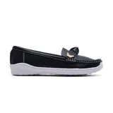 Zapato casual tipo mocasín color negro, con detalle de aplique dorado en el empeine y costuras blancas a contraste.