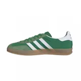 Zapatillas Adidas Gazelle Indoor color verde con las tres tiras blancas y suela de goma color caramelo.
