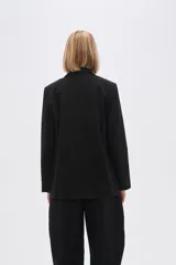 Blazer blanco de viscosa, con cuello solapa, bolsillos frontales y cierre con botón.