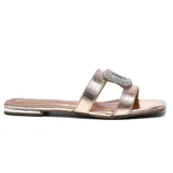 Sandalia plana color oro rosa con dos tiras anchas sobre el empeine, una de ellas con aplique de strass.