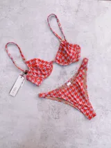 Bombacha de bikini vedetina con estampado de pata de gallo en tonos rojo y gris.