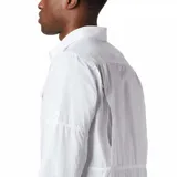Camisa de manga larga color celeste, con tejido hidroabsorbente y orificios para los pulgares, ideal para actividades al aire libre.