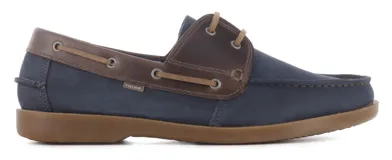 Zapato náutico de cuero azul marino con detalles en cuero marrón, cordones de cuero marrón y suela de goma marrón.