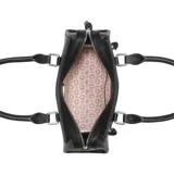 Cartera Guess modelo Wrenley, color negro, con doble asa corta y correa larga extraíble. Tiene cierre superior, bolsillos internos y logo de la marca en el frente.