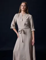 Vestido maxi color beige, marca Emma & Michele, con cuello a la base y escote en V. Manga larga de largo regulable con presilla y botón.