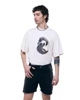 Remera color crema con estampado de dos cisnes formando un círculo, de corte oversize y cuello redondo.