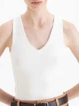 Top de punto acanalado color azul marino, con escote en V y tirantes anchos. Diseño entallado confeccionado en hilado frío con costuras verticales decorativas.