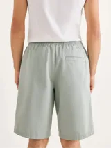 Bermuda color beige de sarga con cintura elastizada y cordón ajustable.