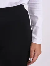 Calza negra de corte ajustado, ideal para uso diario y actividad física.
