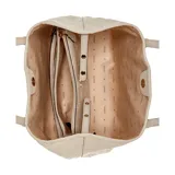 Bolso tipo shopper color crema con textura grabada con el logo de la marca. Tiene doble asa de hombro y logo metálico dorado en el frente.
