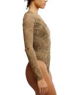 Body negro de encaje con mangas largas, escote en V y terminación con ribete picot.