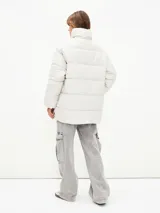 Campera puffer azul marino con cuello alto y cierre frontal.