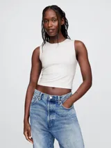 Musculosa corta color blanco hueso, de corte ajustado y sin mangas.