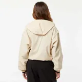 Cortavientos beige con capucha, cierre frontal con cremallera, mangas largas con puños elásticos y bolsillos laterales.