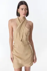 Vestido corto azul de lino italiano, con cuello halter cruzado y corte a la cintura.