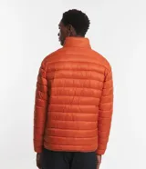 Campera puffer ultraligera color beige, con cuello alto, cierre por cremallera y bolsillos con cremallera. Incluye bolso de almacenamiento.