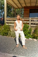 Blusa color beige de tusor con diseño cruzado en el frente, ajustable con lazo interno.