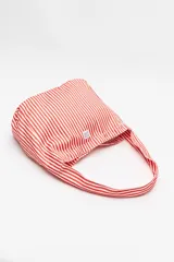 Bolso de hombro con estampado de rayas verticales celestes y blancas.