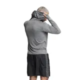 Buzo con capucha color gris, fabricado en spandex, ideal para actividades deportivas.