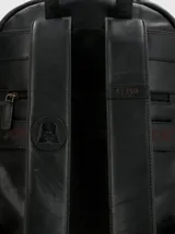 Mochila de cuero color negro con diseño inspirado en Darth Vader. Cuenta con compartimento principal con cierre, bolsillo acolchado para laptop de 15", bolsillo interior con cierre, bolsillo frontal con cierre, bolsillos laterales, pasador para maleta, bolsillo trasero con cierre y correas ajustables. El forro interior tiene diseño Dark Side. Edición limitada con número único grabado.