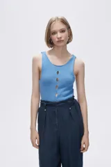 Musculosa celeste de tejido de punto con escote redondo y aberturas frontales.