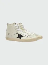 Zapatillas de caña alta Golden Goose modelo Francy, color blanco con detalles desgastados y estrella negra en el lateral.
