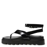 Sandalia negra con pulsera al tobillo y plataforma con suela dentada.