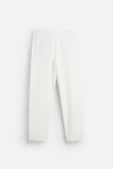 Pantalón largo verde oscuro de algodón con textura, corte recto y cintura elástica ajustable con cordón.