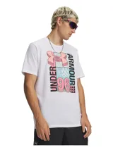 Remera deportiva Under Armour blanca de manga corta, con un gráfico grande en el pecho que incluye el logo de Under Armour en 3D color rosa pálido, el texto "UNDER" y "ARMOUR", y el año "1996" con bloques de color celeste y patrones geométricos.