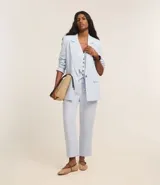 Pantalón fluido color verde oliva confeccionado en viscolino, con cintura elástica, lazo, pliegues y bolsillos.