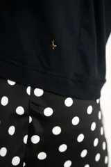 Remera blanca de viscosa con cuello en V y corte al cuerpo.