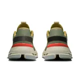 Championes urbanos On Running Cloudnova Form 2, color verde oliva con detalles en naranja y beige.