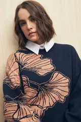 Sweater blanco con diseño floral en jacquard color beige, de corte amplio y tejido de algodón.
