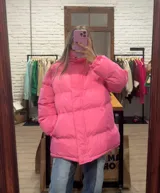 Campera puffer rosa con cuello alto y diseño acolchado.