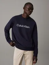 Buzo azul marino de felpa de algodón regenerativo, con cuello redondo, puños y bajo de canalé. Logo mate de Calvin Klein de goma en el pecho.