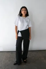 Pantalón sastrero negro de tiro alto con bolsillos y pretina trasera elastizada.