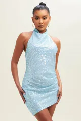 Minivestido de fiesta con lentejuelas color celeste, corte ajustado, cuello halter y espalda descubierta.