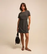 Vestido corto negro con estampado geométrico en color crema, de corte recto, manga corta y cuello redondo. Incluye cinturón fino del mismo tejido.