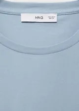 Remera celeste de algodón con mangas cortas de crochet.