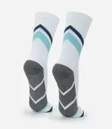 Medias deportivas Puma de caña alta, color blanco con detalles en azul y negro. Diseño con compresión y estampado geométrico.