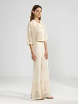 Pantalón italiano tejido en 100% algodón, color crudo, con punto abierto en la parte inferior y corte estilo Oxford.